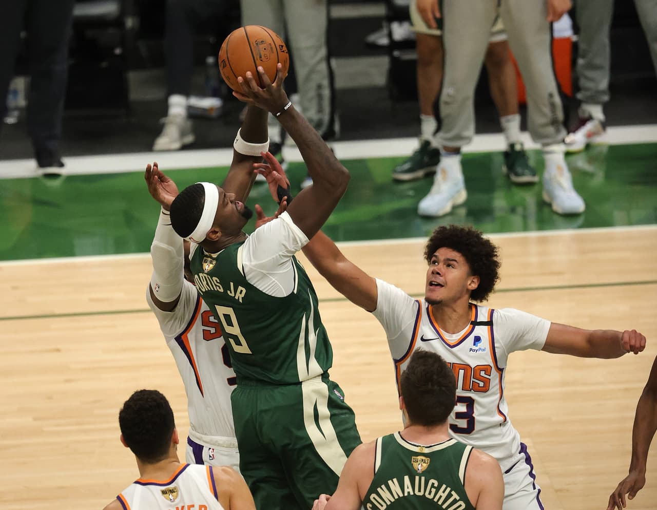 Giannis Antetokounmpo estuvo en plan grande y guió a los Bucks a vencer a Phoenix y anotarse su primer triunfo en las Finales.