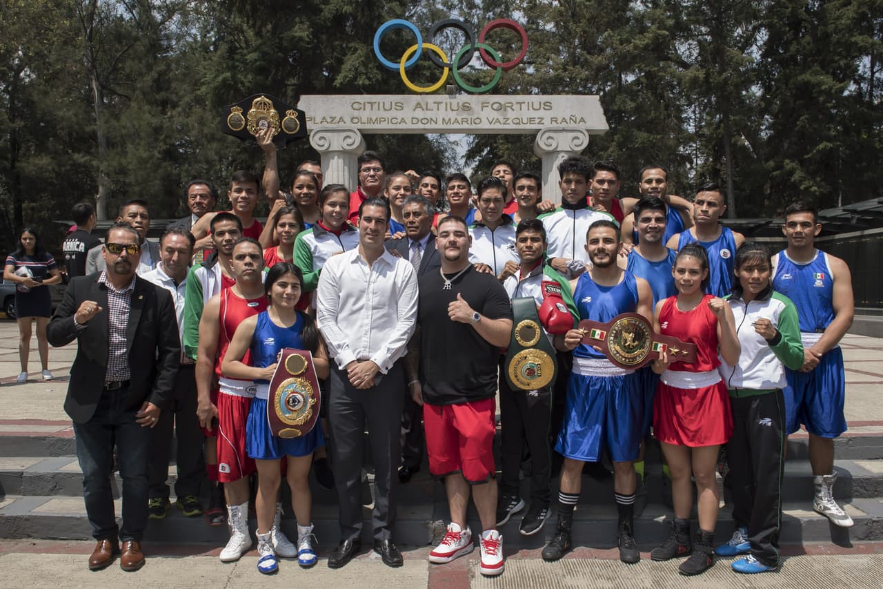 El mexicano Andy Ruiz presentó en el Comité Olímpico Mexicano sus cinturones como campeón mundial de peso completo de boxeo en medio de la admiración y reconocimiento de sus compatriotas.