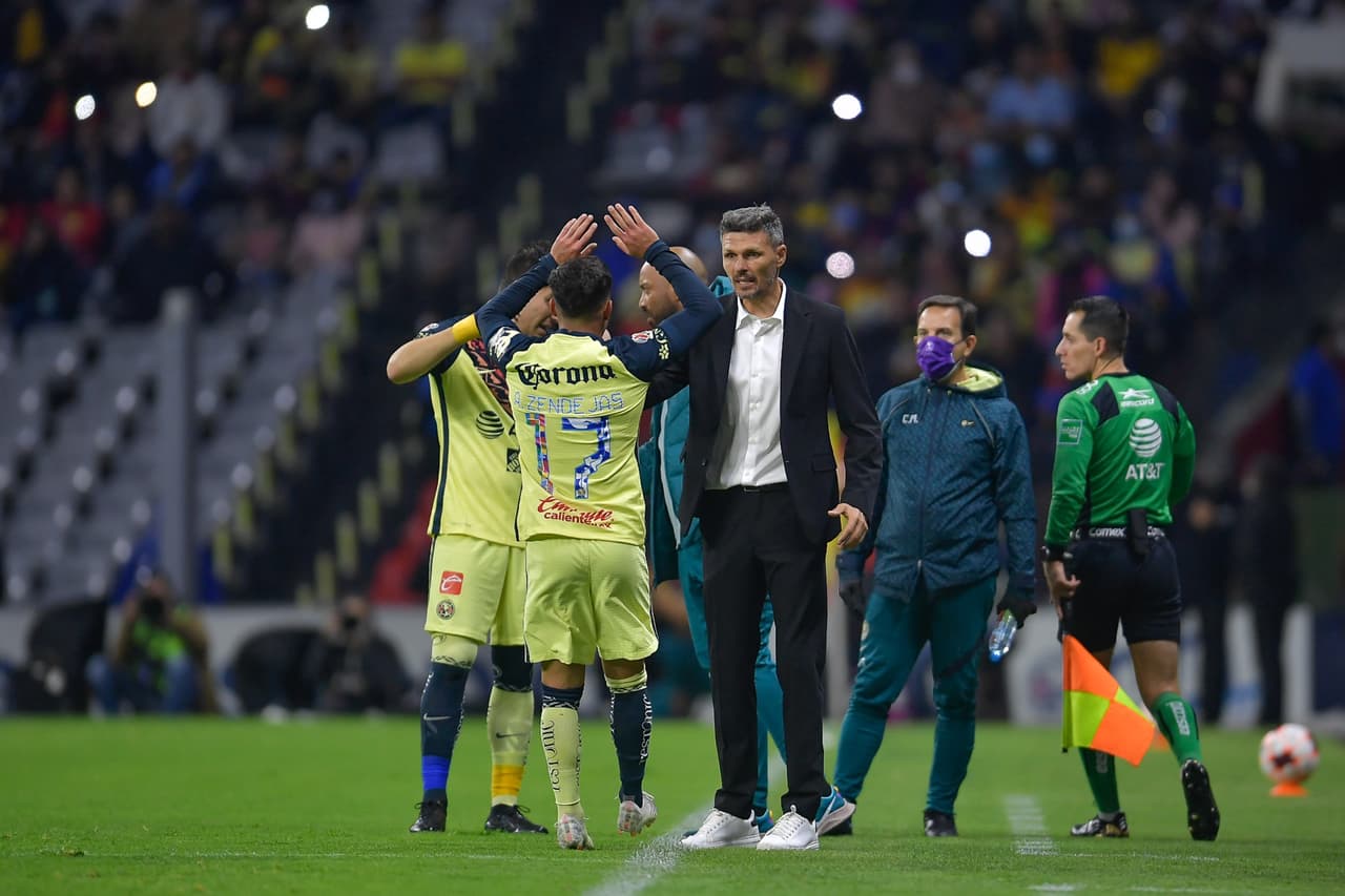 Además, fue hasta la banca para agradecer a su entrenador la confianza.