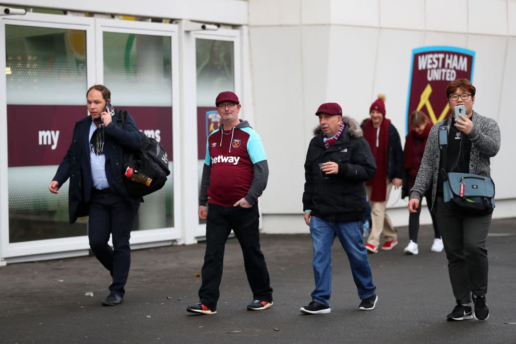 Los aficionados de los Hammers empezaron a llegar desde temprano al recinto que ahora tiene como hogar el West Ham.