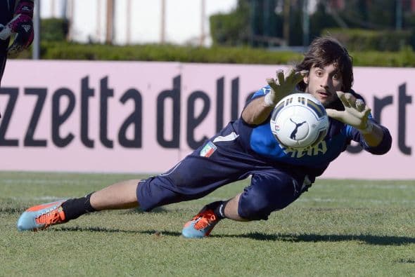 Vaya la cara de Mattia Perin durante los entrenamientos de Italia.