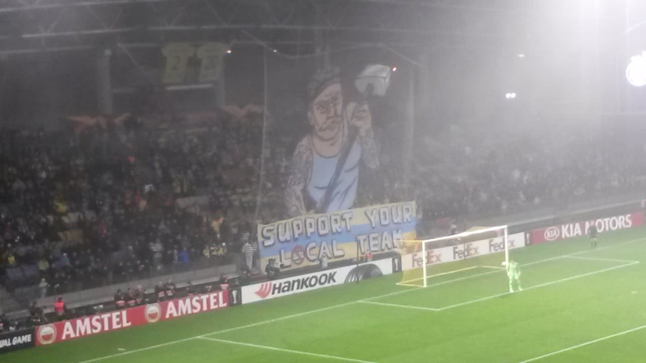 Pero lo mejor de la jornada fue este pequeño tifo de la afición del BATE que pide no traicionar las raíces.