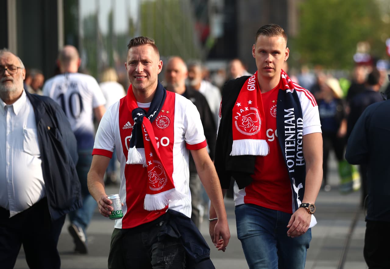 Un gran ambiente se vivió este martes en el inicio de las Semifinales de la UEFA Champions League entre el Tottenham Hotspur y el Ajax. Las aficiones de ambos equipos estuvieron a la altura en el nuevo estadio de los Spurs, en Londres, para dejar en el recuerdo una jornada innolvidable de fútbol europeo.