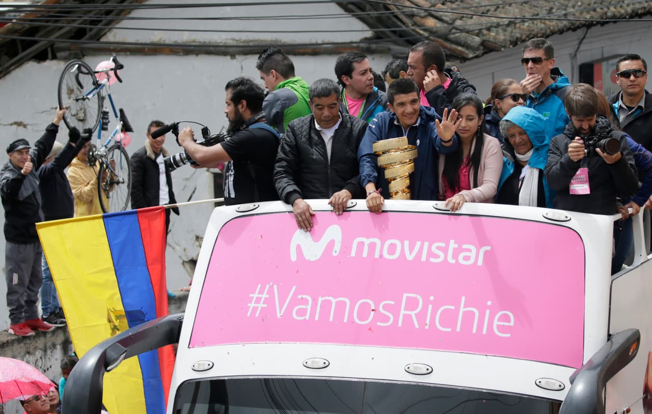 Se coronó el domingo 2 de junio durante la última etapa del Giro, en Verona. Carapaz se convirtió en el primer ecuatoriano y apenas en el tercer latinoamericano en ganar algún título del Grand Tour en la historia. Nairo Quintana se coronó en 2014 en el Giro y en 2016 en la Vuelta de España. El también colombiano Luis Herrera fue campeón de la Vuelta en 1987.