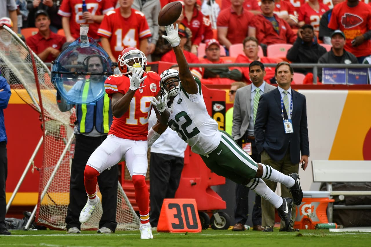 La cobertura del esquinero Juston Burris #19 de los New York Jets sobre el receptor de los Chiefs Jeremy Maclin #19.