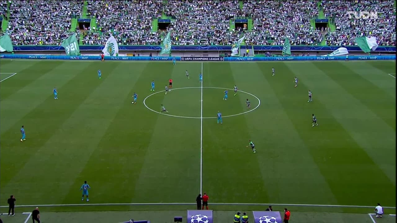 Arranca el partido y la pelota está en juego.