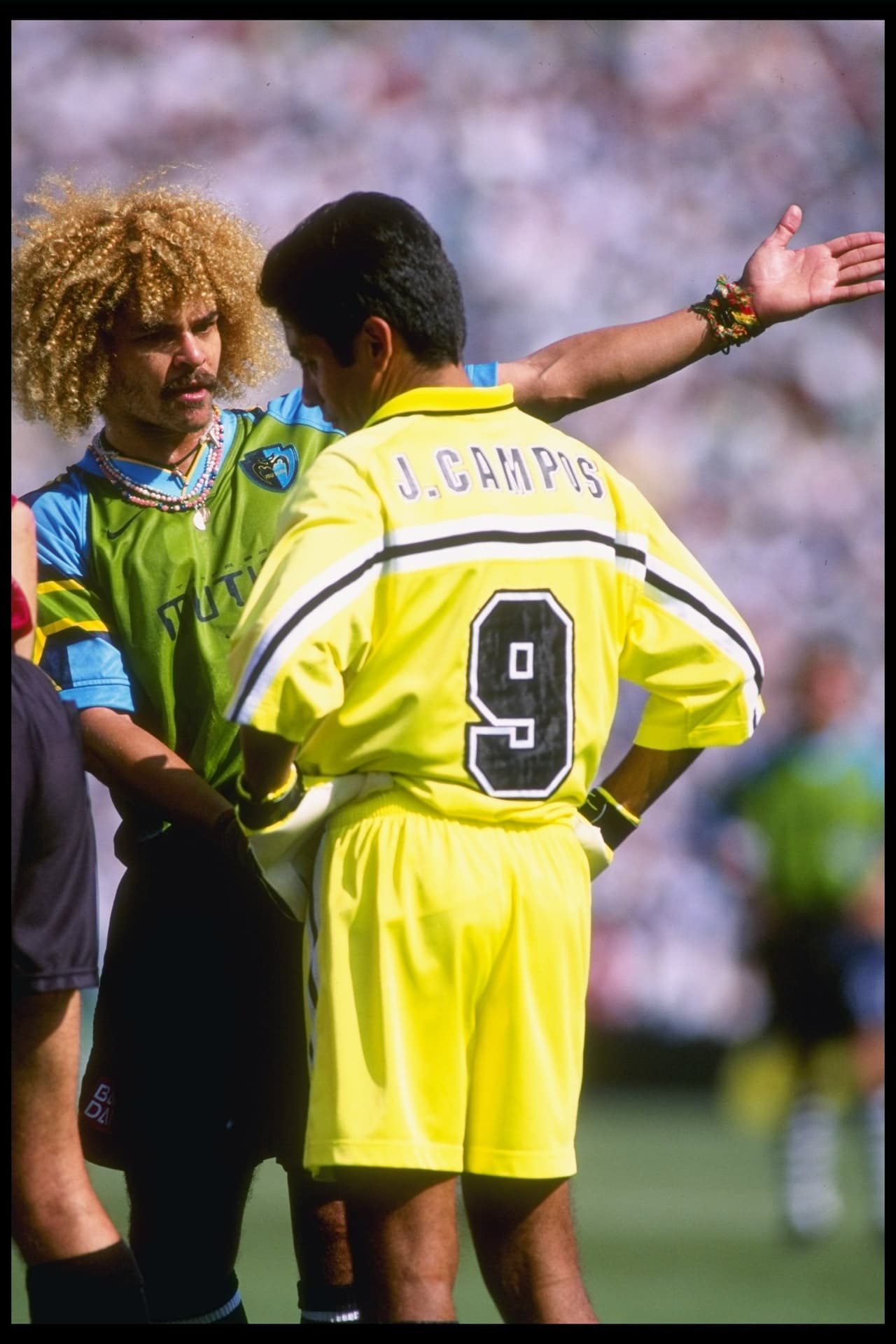 En Estados Unidos se encontró con el mexicano Jorge Campos, quien llevó al Unicornio al terreno de los uniformes de portero.