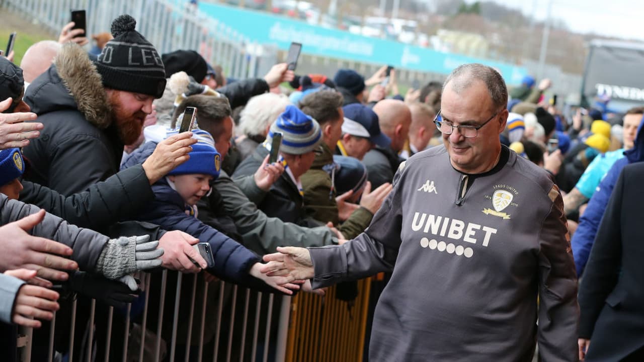 Marcelo Bielsa y jugadores de Leeds donarán parte de su salario al club