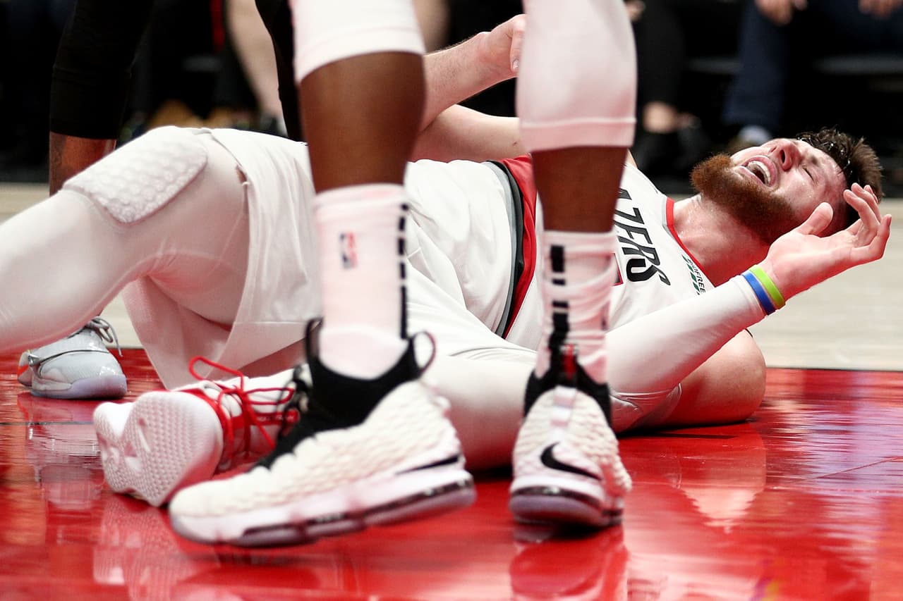 En la noche del lunes, en el triunfo de los Portland Trail Blazer ante Brooklyn Nets, el pívot Jusuf Nurkic tuvo que dejar la duela en camilla después de sufrir una impresionante lesión en su pierna izquierda. El jugador bosnio se fracturó la tibia y el peroné, dejando a todos los presentes en el Moda Center impactados.
