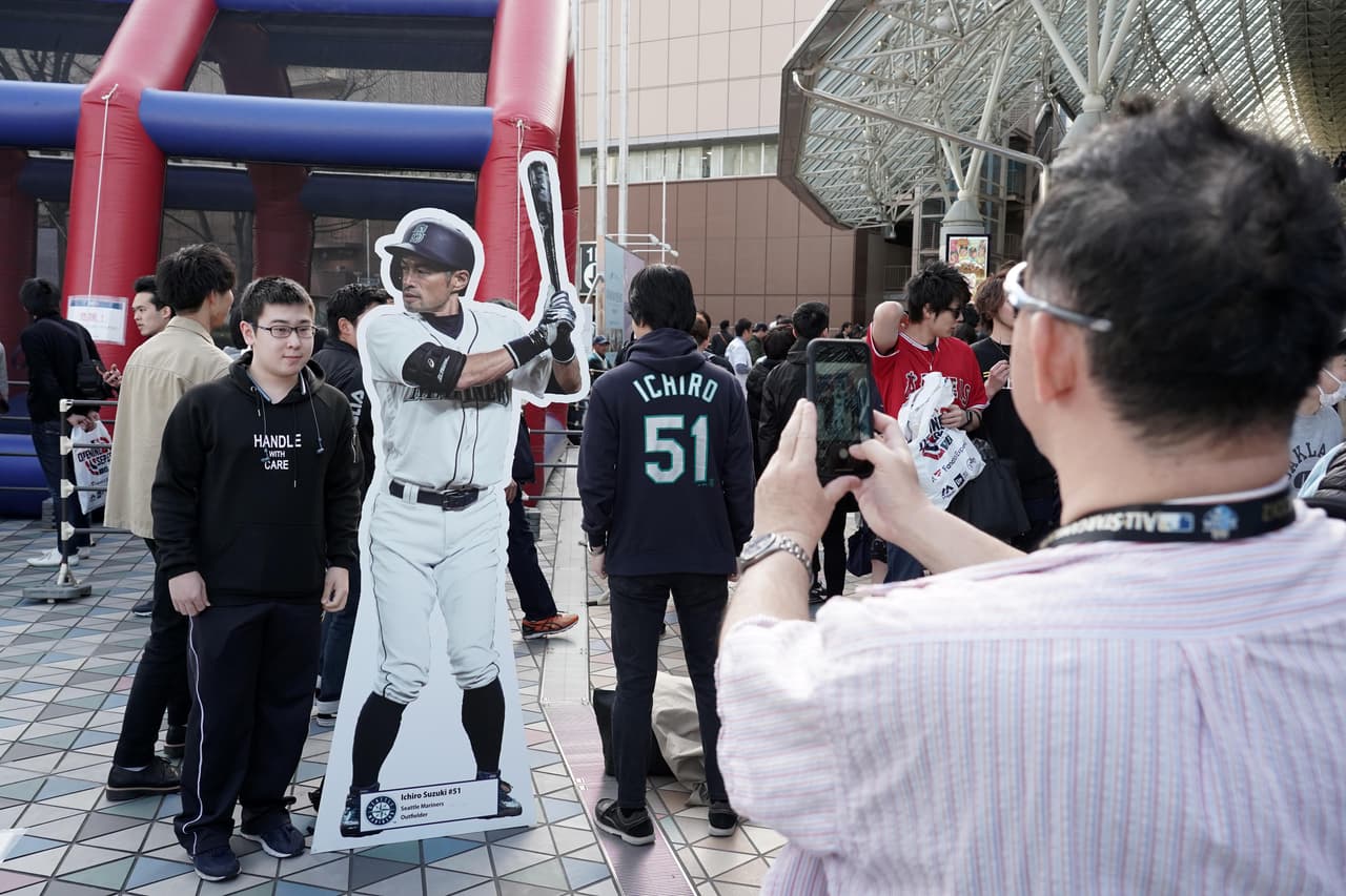 Este miércoles, en el Tokyo Dome, se dio inicio a una nueva temporada de la Major League Baseball (MLB) con el triunfo entre los Seattle Mariners y los Oakland Athletics por 9-7. Fue el primero de los dos juegos planeados en Japón en esa Serie Inaugural y la afición asiática respondió de la mejor manera.