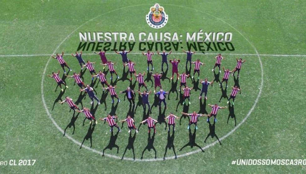 El el Clausura 2017 el equipo se tomó la fotografía en el medio campo de su estadio con el plantel mirando al cielo.