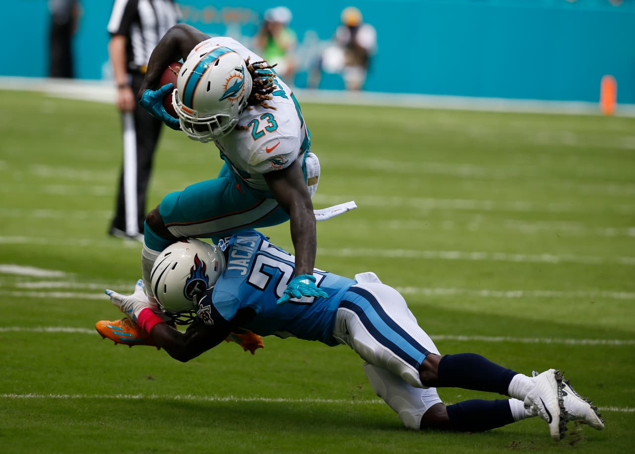 Sin embargo Miami comenzó a tener ofensivas largas recargadas en el poderío de Ajayi, que terminó la tarde con 25 acarreos para 77 yardas.