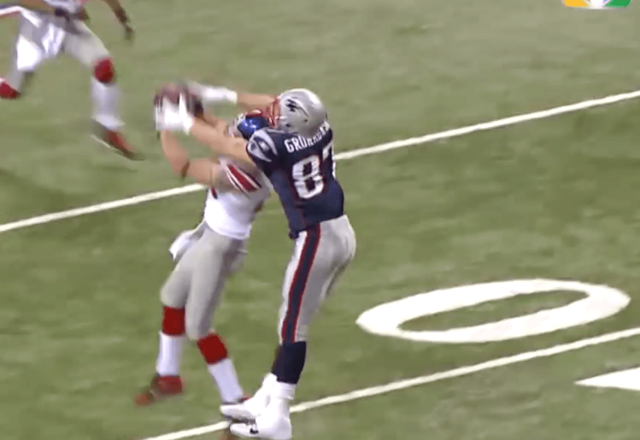 El TE de New England no pudo ganar en el salto y esta jugada terminó perjudicando a los Patriots de Brady.