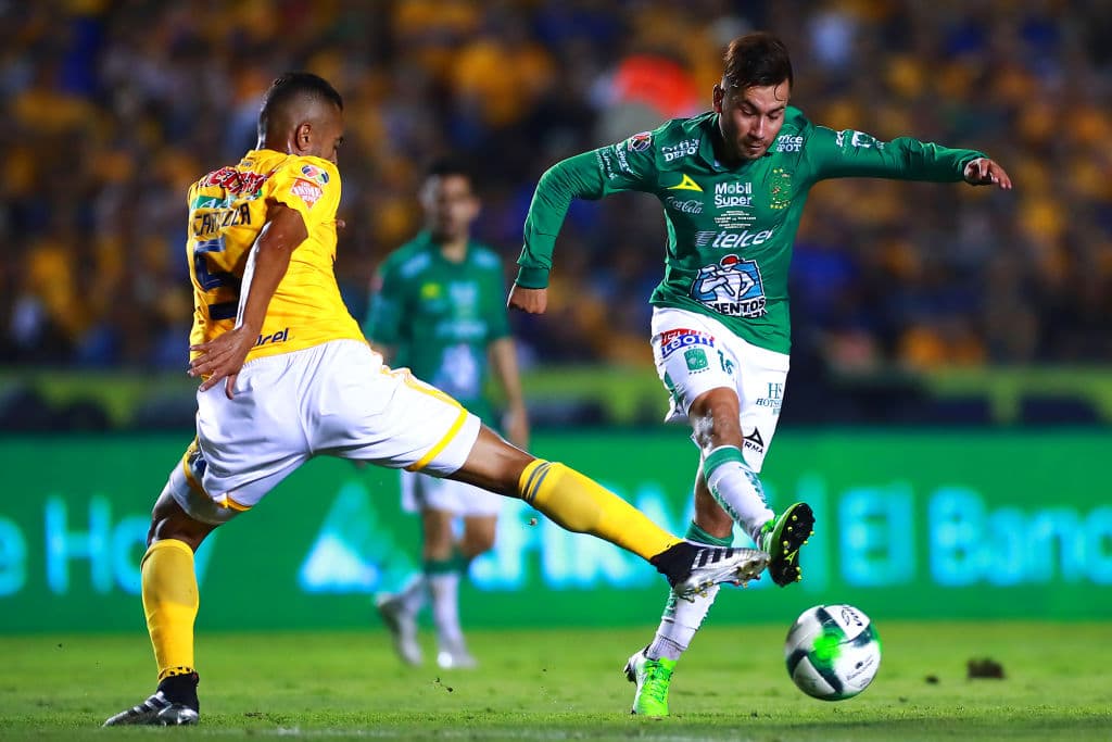 En acciones de la segunda mitad Jean Meneses del León tratando de pasar la línea defensiva que marcaba Rafael Carioca de los Tigres.