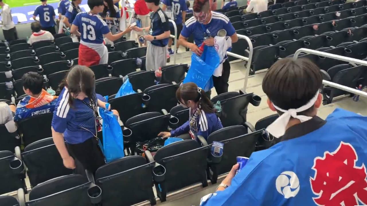 Afición de Japón se hace viral por recoger basura tras duelo ante Países Bajos