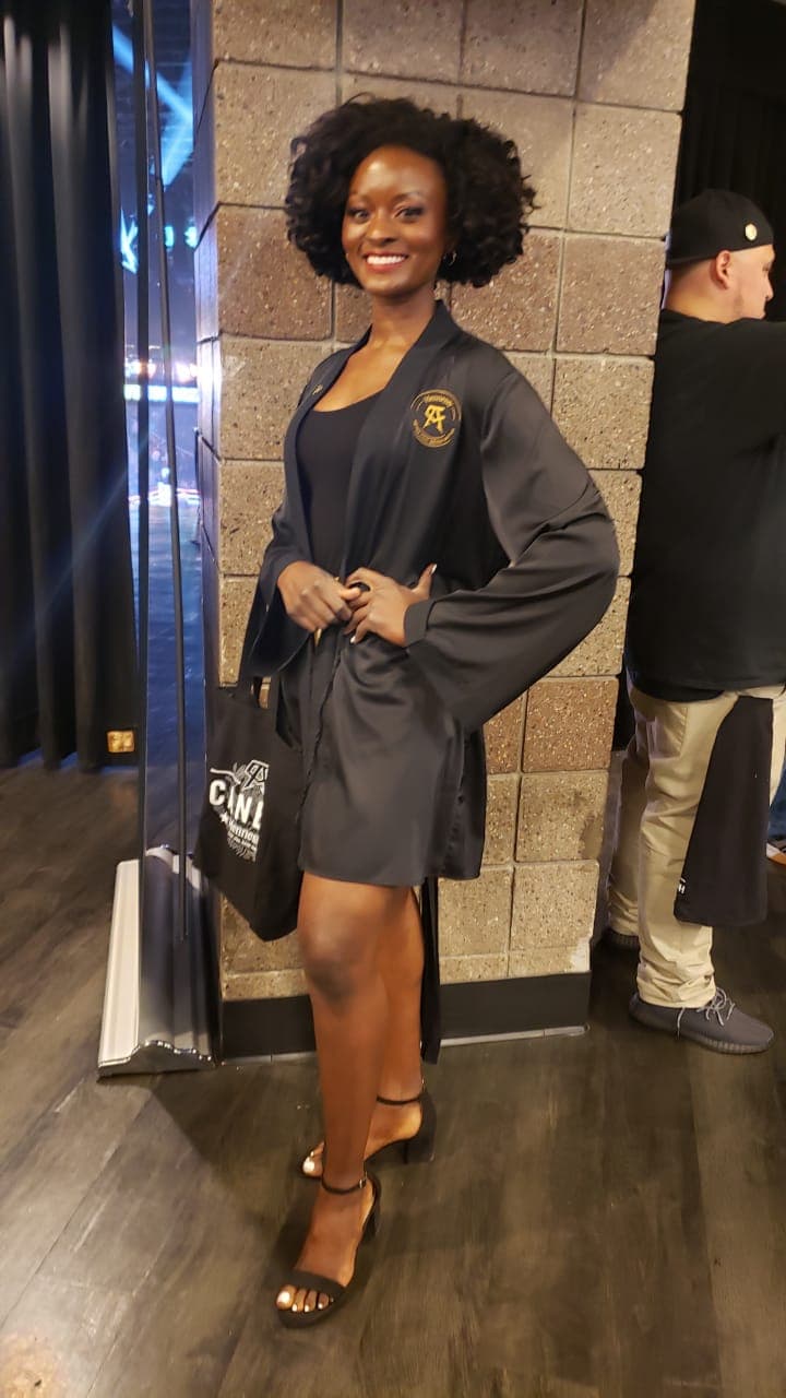 Gran expectativa para presenciar la pelea por el título semipesado de la OMB y las mujeres no quieren perderse esta batalla en el ring.