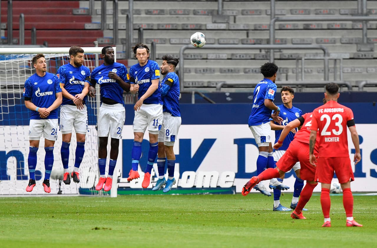 Eduard Löwen hace un cobro perfecto por encima de la barrera y apenas con seis minutos de juego abre el marcador a favor del Augsburg.