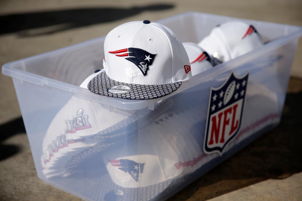 Los Patriots llegaron a la ciudad de Houston por segunda vez en su historia para disputar el Super Bowl, lo hicieron en el 2004, cuando ganaron por 32-29 a los Panthers de Carolina, por lo que la consideran amuleto de la buena suerte y esperan repetir la historia ganadora.