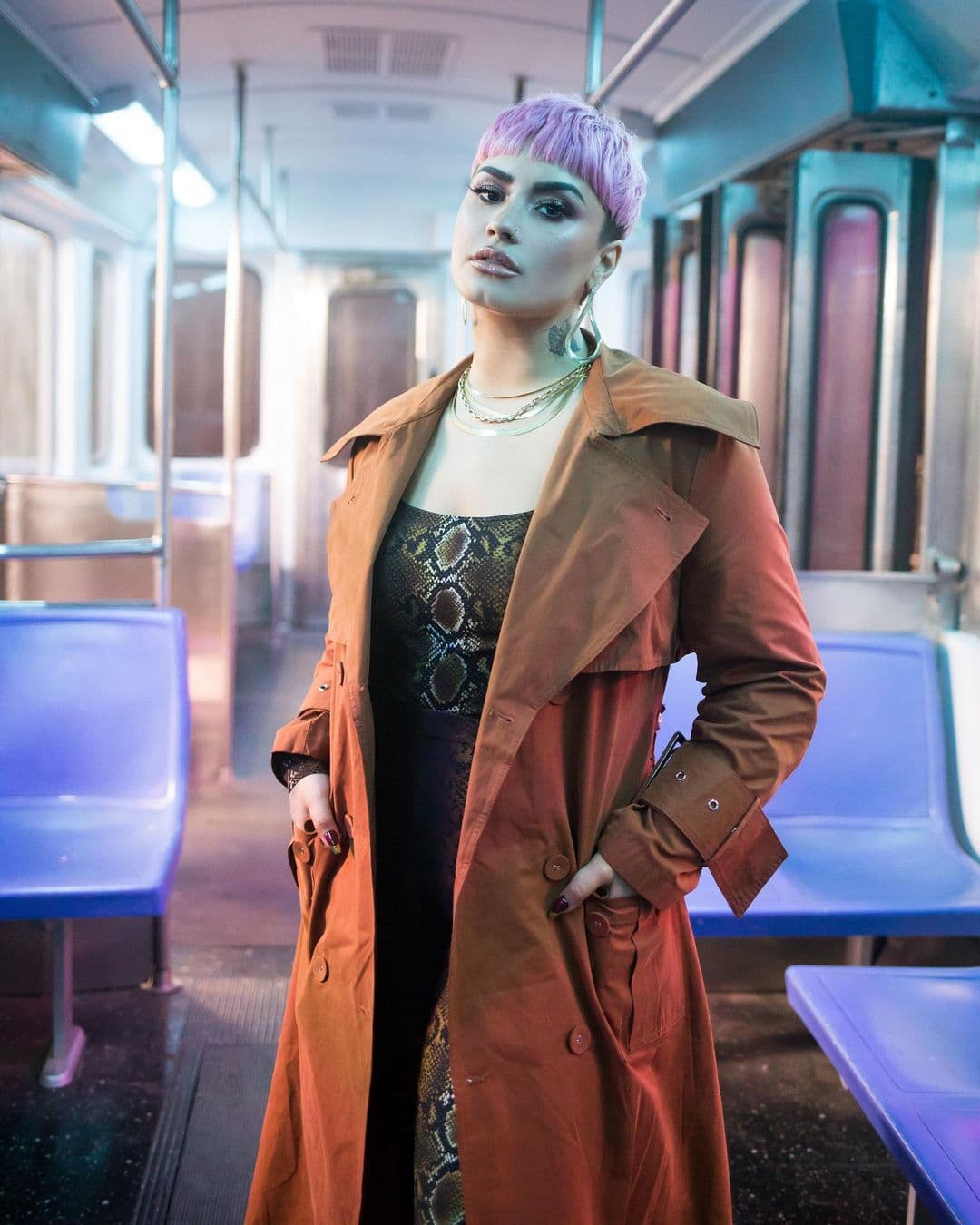 Tras romper su compromiso con Max Ehrich, la cantante está más feliz que nunca, estrenando nuevo look y sin prisa por una nueva relación.