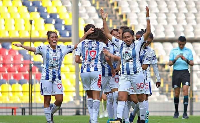 Las Tuzas festejaron el triunfo en la cancha del Estadio Azteca.
