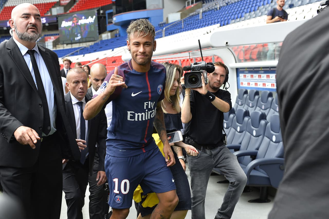 1. Neymar Jr. - 250 millones de dólares del Barcelona al Paris Saint-Germain.