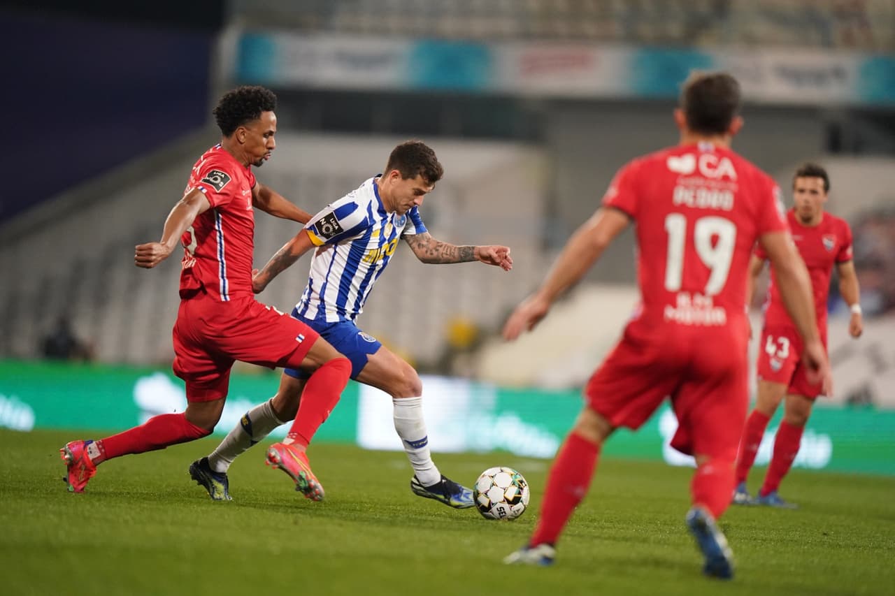 Mateus Uribe (7’) abrió el marcador y Sérgio Oliveira (60’) sentenció el resultado. Porto y Gil Vicente acumulan 48 y 19 unidades en la Primeira Liga. El siguiente compromiso de los Dragones será ante Juventus por un lugar en los Cuartos de la UEFA Champions League.