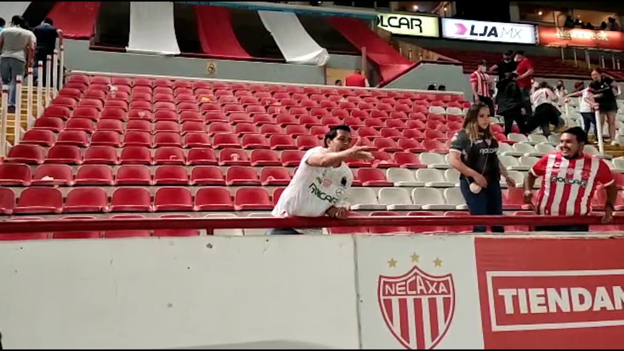 Aficionado lanza cenizas de su padre a cancha del Victoria tras triunfo del Necaxa