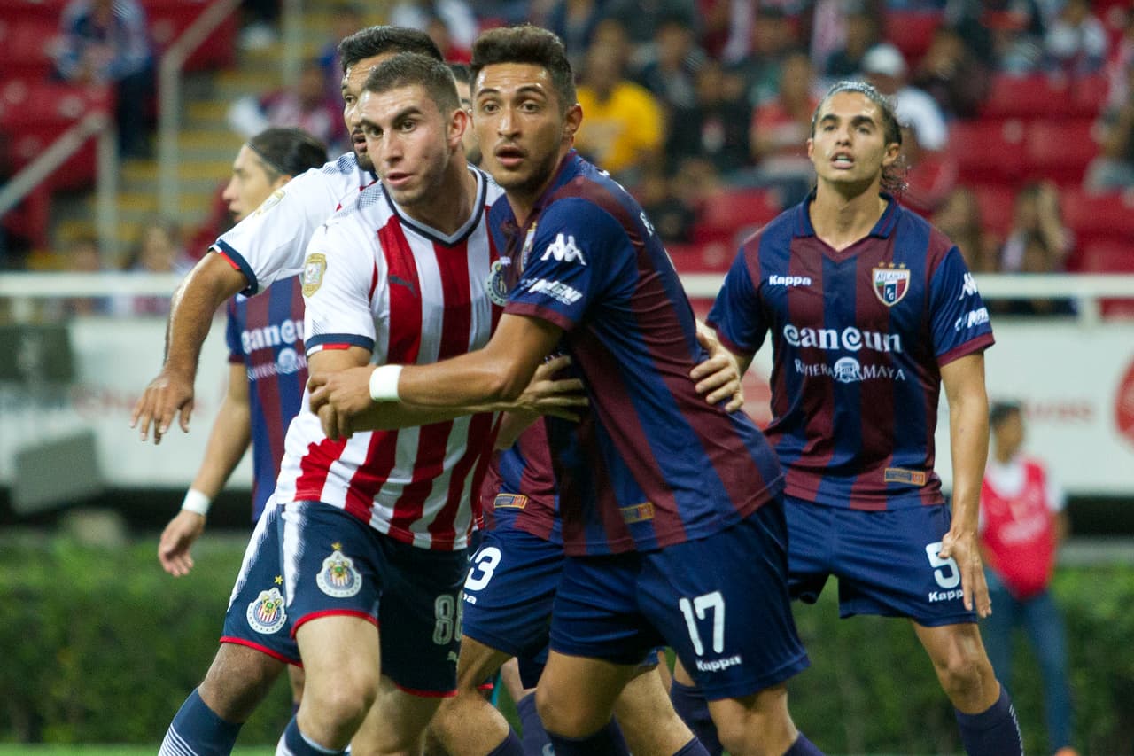 Después pasó por Pachuca, Coras, Atlante, Tlaxcala y Pioneros, estos últimos equipos de la Segunda División. Actualmente entrena con Veracruz.