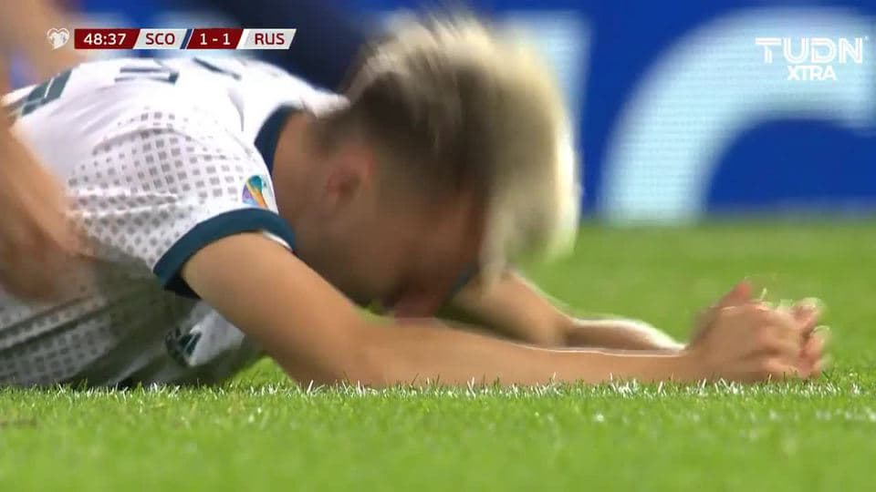 Tiro desviado de Aleksandr Golovin