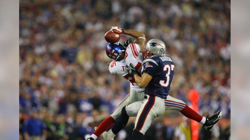 David Tyree de New York Giants realizando una recepción épica contra su casco en el Super Bowl XLII. Año 2008.
