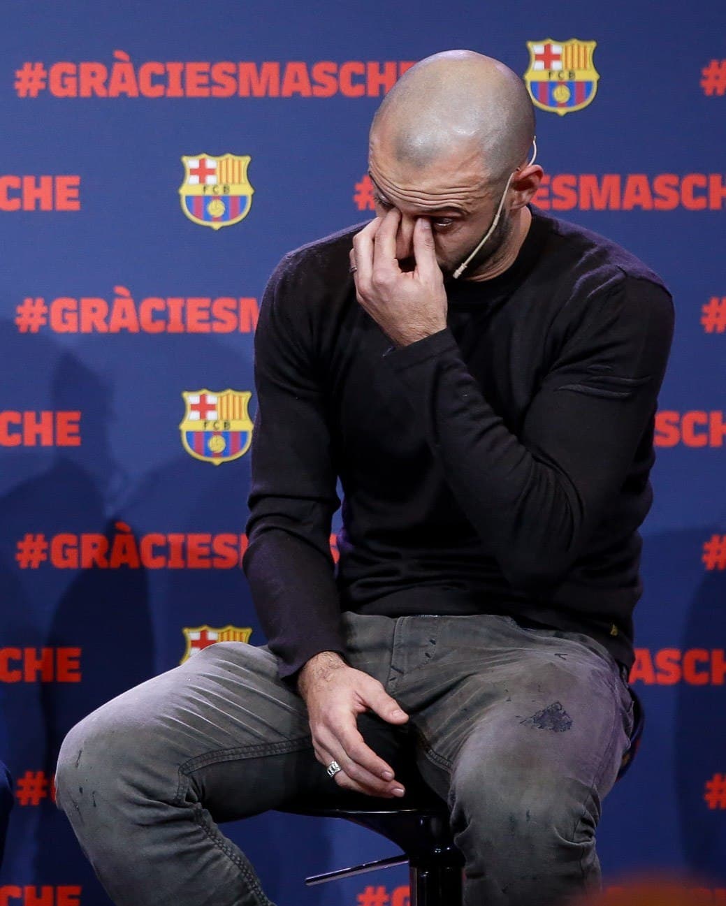 El momento más emotivo fue cuando se proyectó un video con los saludos de todos los jugadores, utileros y staff del Barcelona en el que le agradecían a Mascherano por su dedicación en el club.