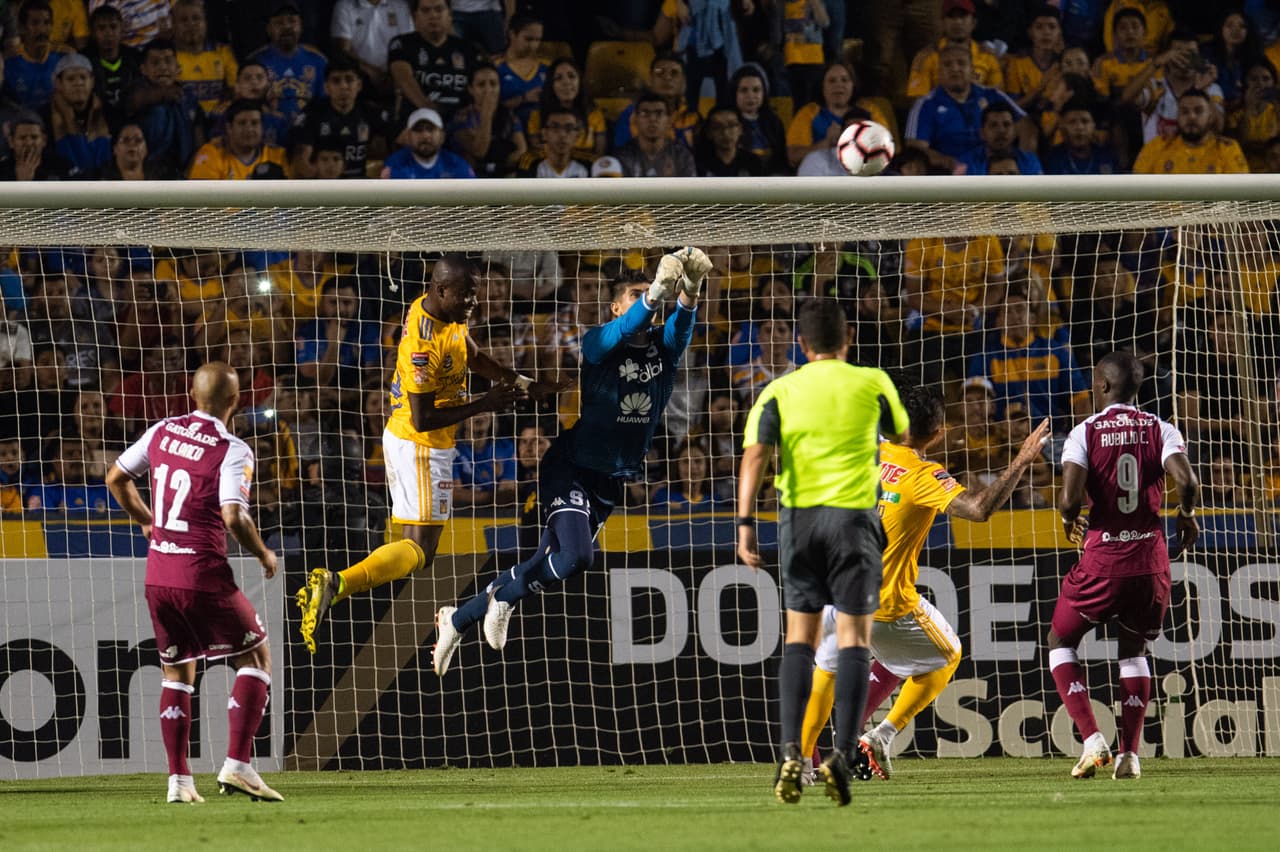 Tigres inclinó la cancha hacia el arco de Saprissa pero sin tener mucho éxito en lo primeros minutos.