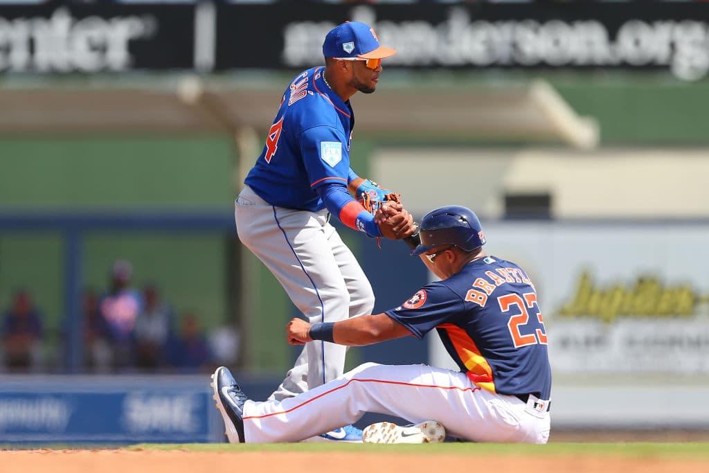 Así como Michael Brantley de los Houston Astros es ayudado a incorporarse por el segunda base Robinson Canó de los New York Mets, luego de ser forzado en la intermedia, siempre disfrutar del béisbol con amigos lo hace más placentero.