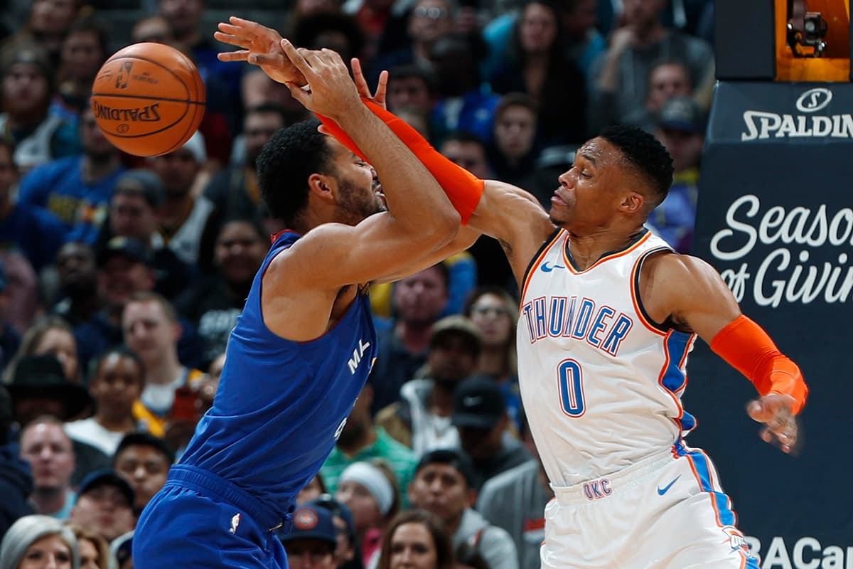 Russell Westbrook (derecha) no fue el mayor anotador de su equipo (13 puntos contra los 32 de Paul George) por lo que no pudo evitar la derrota.