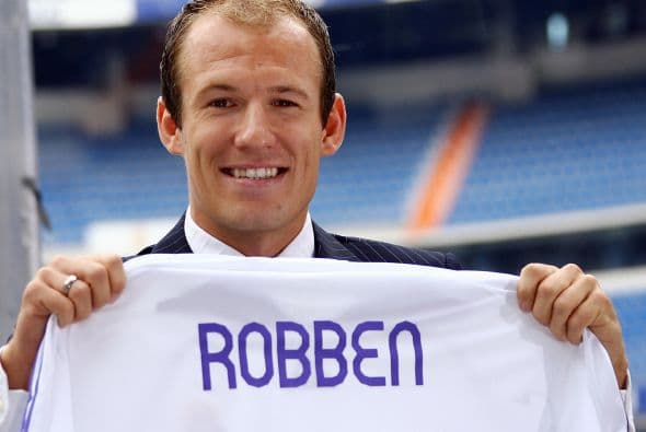 Un jugador que pasó de noche por el Real Madrid pero que costó bastante fue el holandés Arjen Robben por el que se pagó 36 millones de euros.