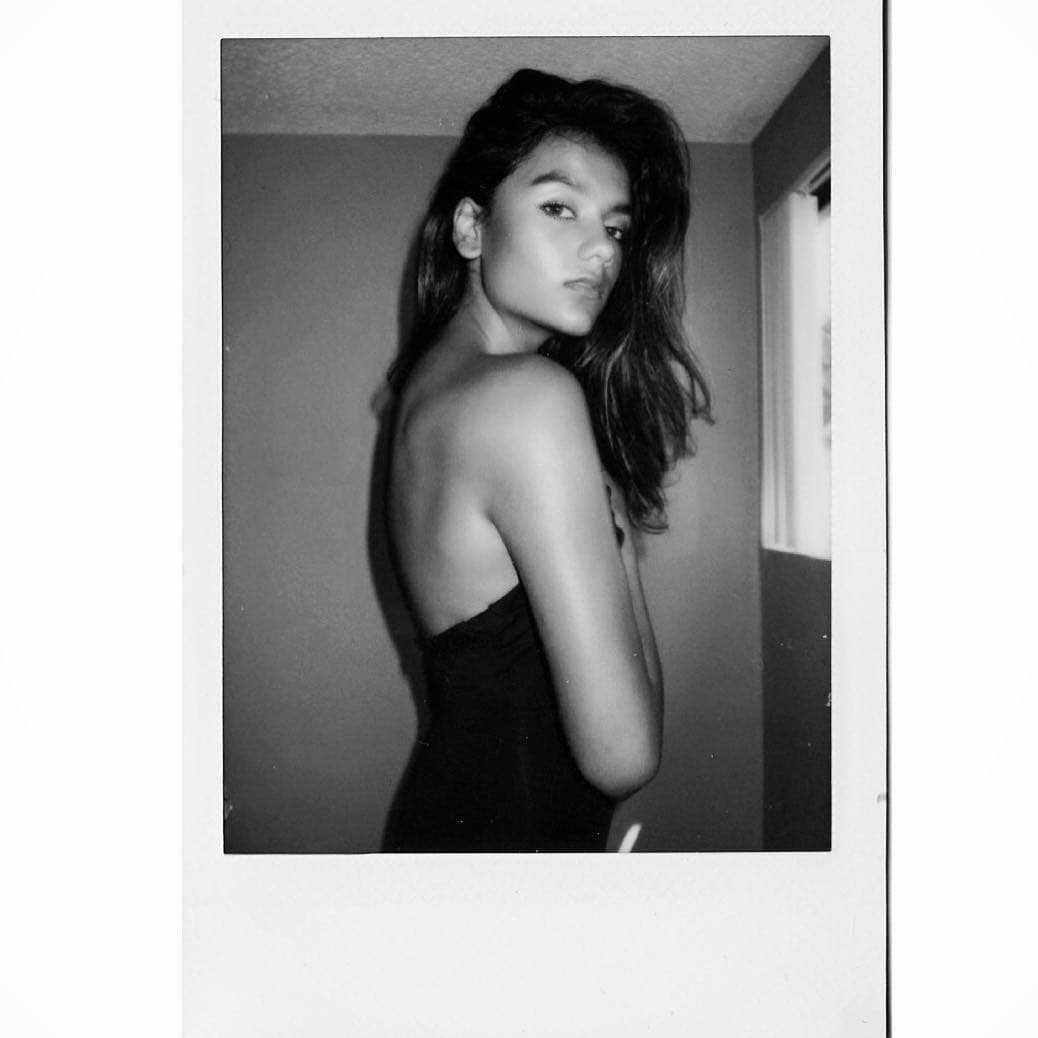 La joven actriz, mitad británica, mitad india, fue conocida por sus participaciones en ‘Broadchurch’ y ‘Pokémon Detective Pikachu’.