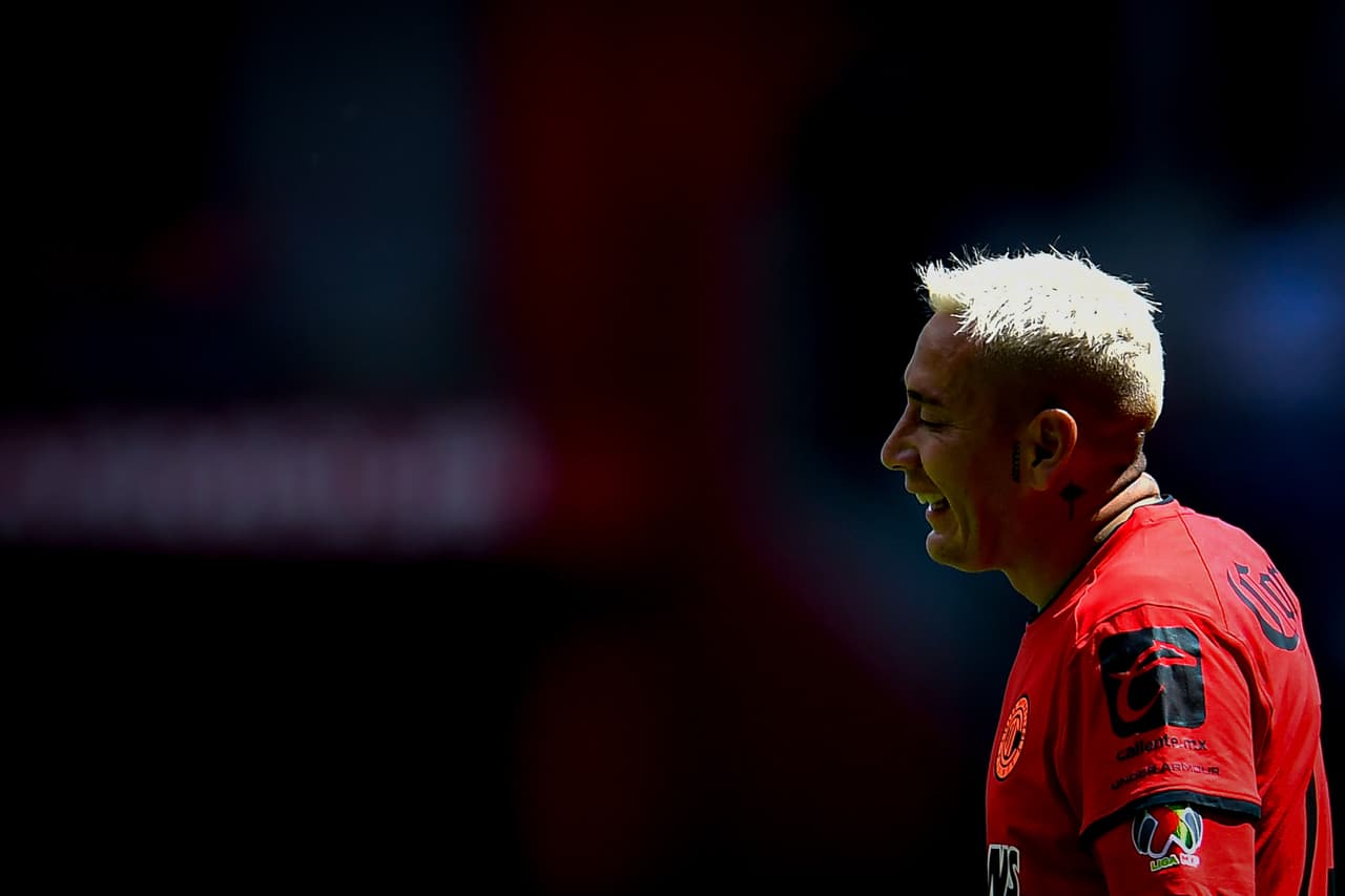 Querétaro iguala marcador ante el Toluca durante la Jornada 12 del Torneo de Apertura en la Liga MX. Diego Chávez de los 'Diablos Rojos' puso arriba a los locales al 63, pero Jonathan Dos Santos de los 'Gallos Blancos' logró empatar el encuentro. El uruguayo habría anotado el segundo pero lo anularon por posición adelantada.