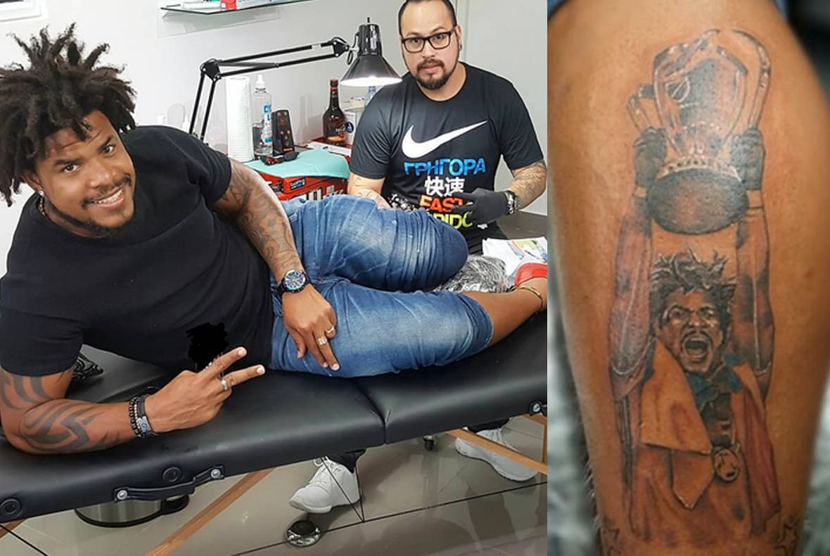 Román Torres se tatúa el trofeo de la MLS Cup que conquistó con Seattle Sounders