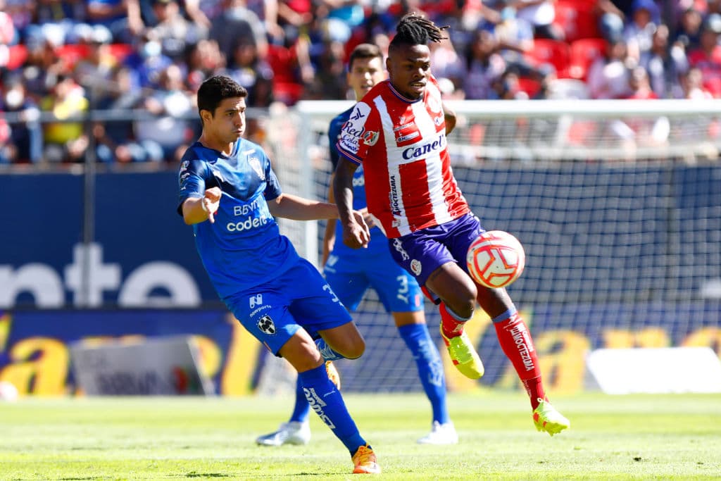 Rogelio Funes Mori, de penal, le dio el triunfo a Rayados sobre Atlético San Luis. El jugador nacionalizado mexicano marcó, a los 83 minutos, y le dio una sufrida victoria al Monterrey.