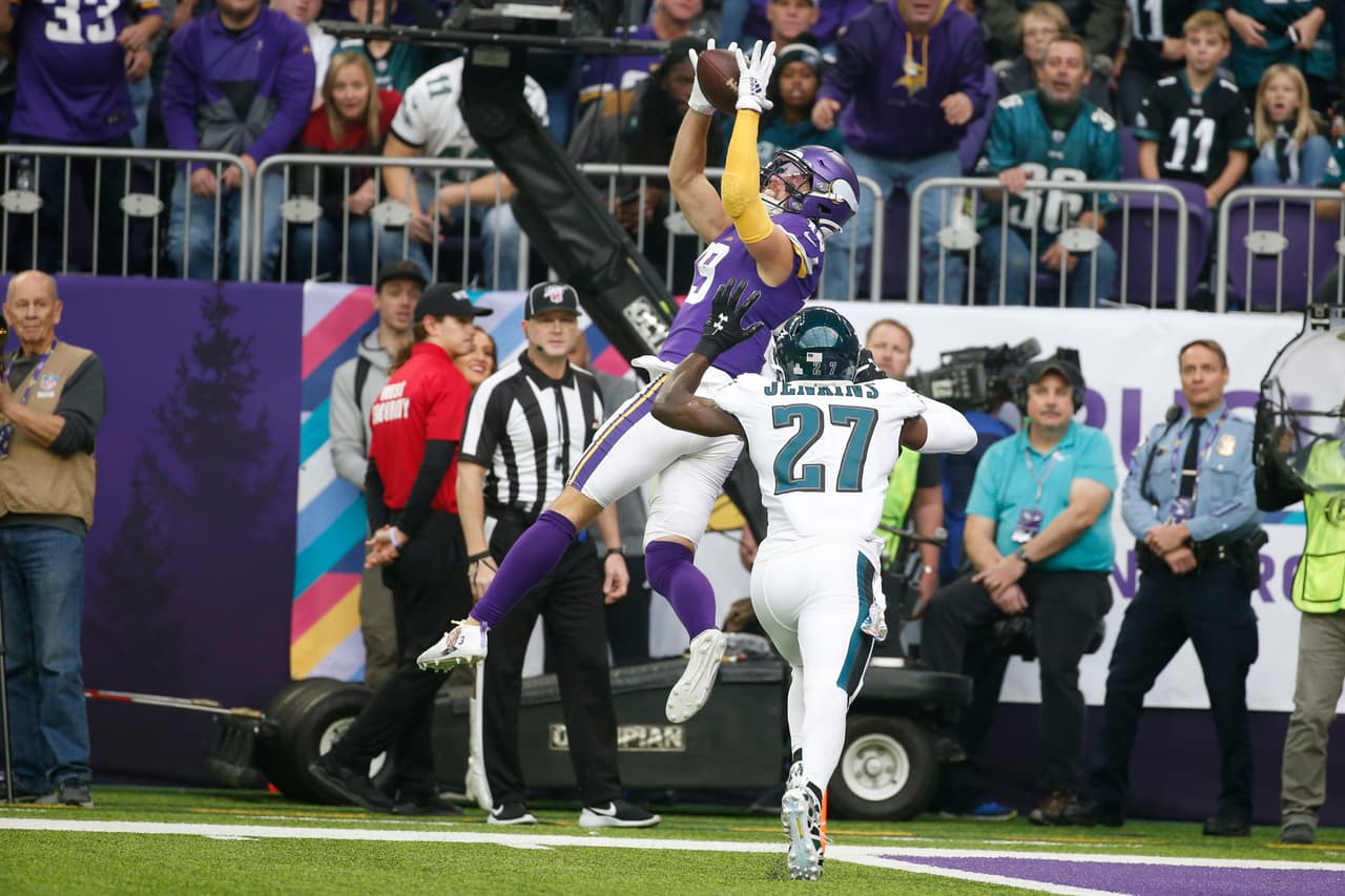 Eagles 20-38 Vikings. Intento de recepción aérea de Adam Thielen sobre el safety Malcolm Jenkins.