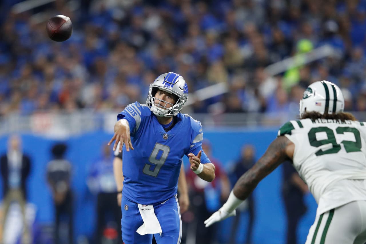 Matthew Stafford estuvo irreconocible. El veterano de 10 temporadas se fue 22 de 46 para 286 yardas con un pase de anotación y cuatro intercepciones.