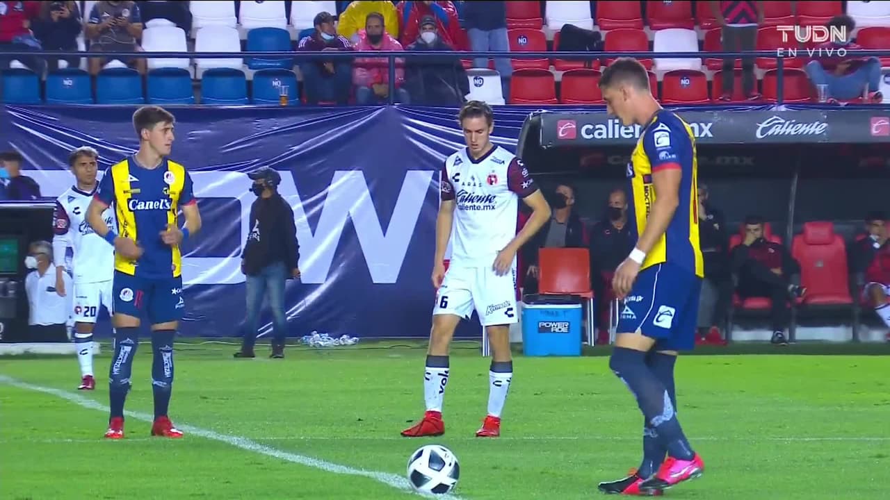 Arranca el partido y la pelota está en juego.