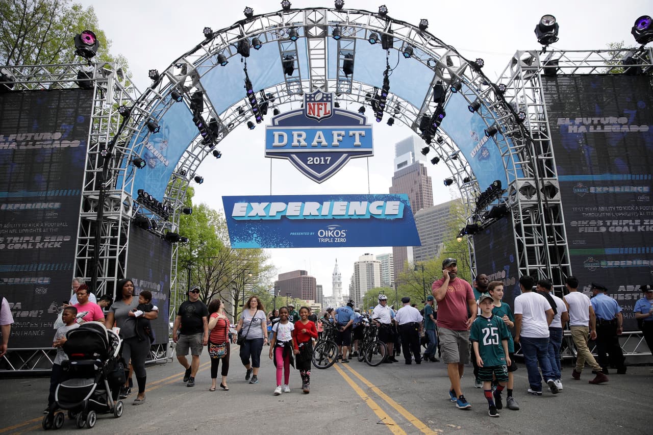Los aficionados llegan antes del draft del fútbol americano profesional en Filadelfia.