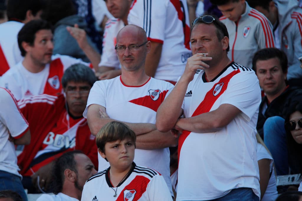 Los fanáticos de River Plate esperaron varias horas por la final de la Copa Libertadores contra Boca Juniors, juego suspendido luego de la agresión al vehículo del equipo Xeneize camino al estadio.