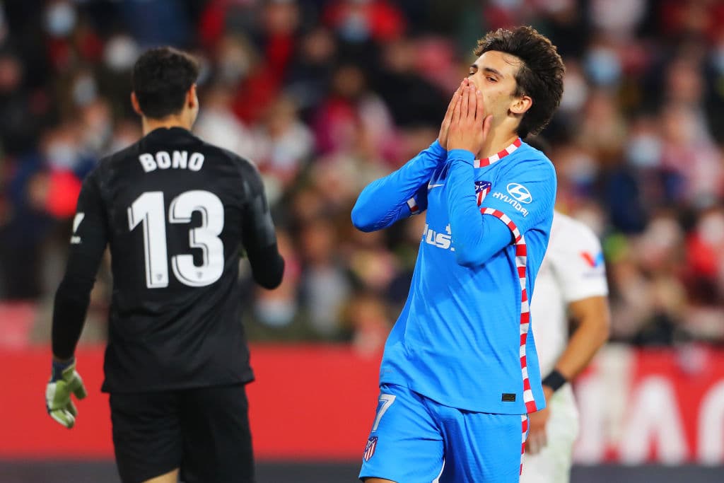 Con golers de Ivan Rakitic y Lucas Ocampos, Sevilla le pega 2-1 al Atlético de Madrid y se ponen a cinco puntos del líder, Real Madrid.