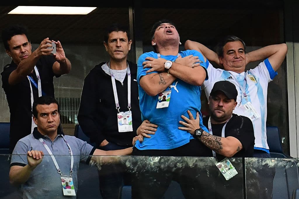 Diego Maradona sorprendió negativamente y decepcionó por su comportamiento durante el partido de Argentina contra Nigeria le dio la vuelta al mundo. Nunca se aclaró además su estado en ese momento.