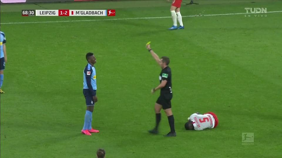 Tarjeta amarilla. El árbitro amonesta a Breel Embolo de Borussia Mönchengladbach