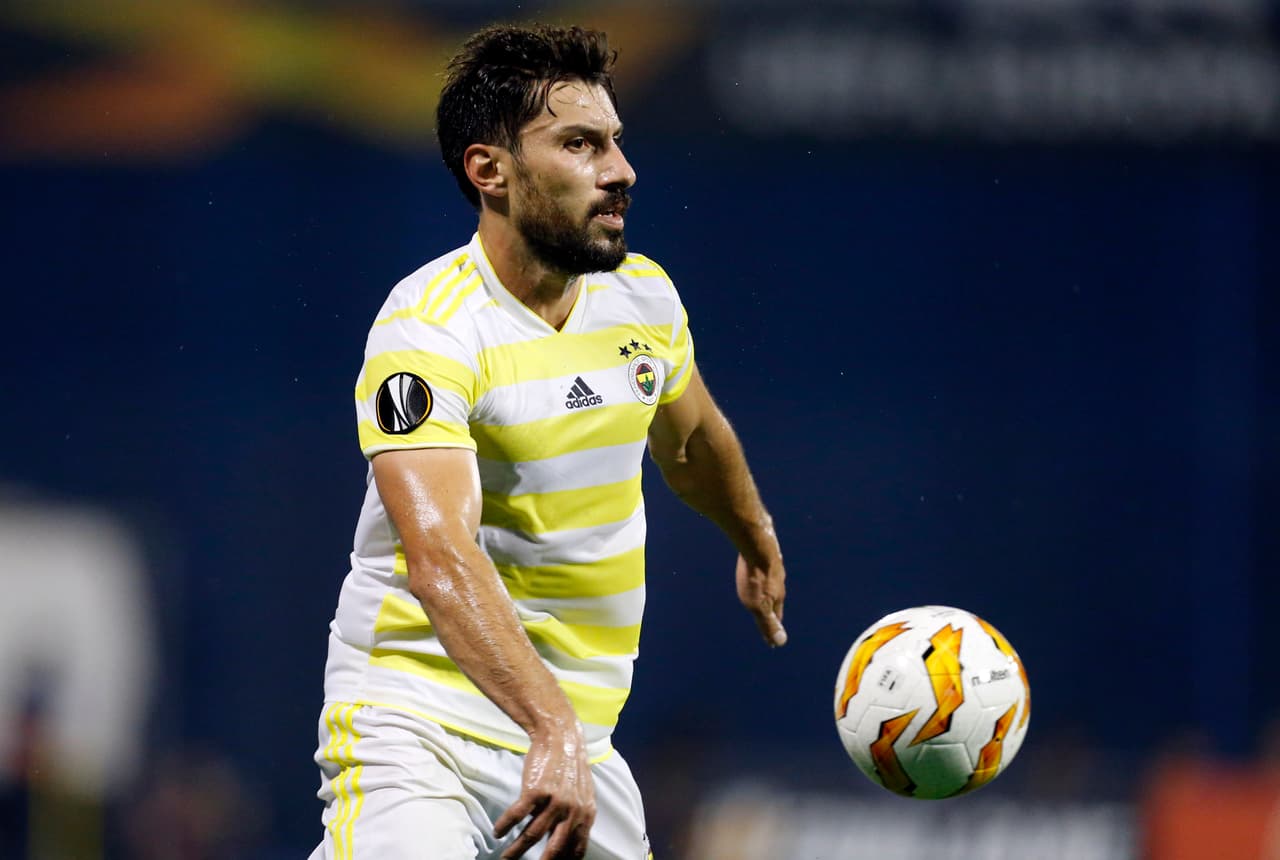 Sener Ozbayrakli, de los jugadores talentosos con la pelota para el Fenerbahçe, intentaba echar adelante a su equipo para buscar el empate.