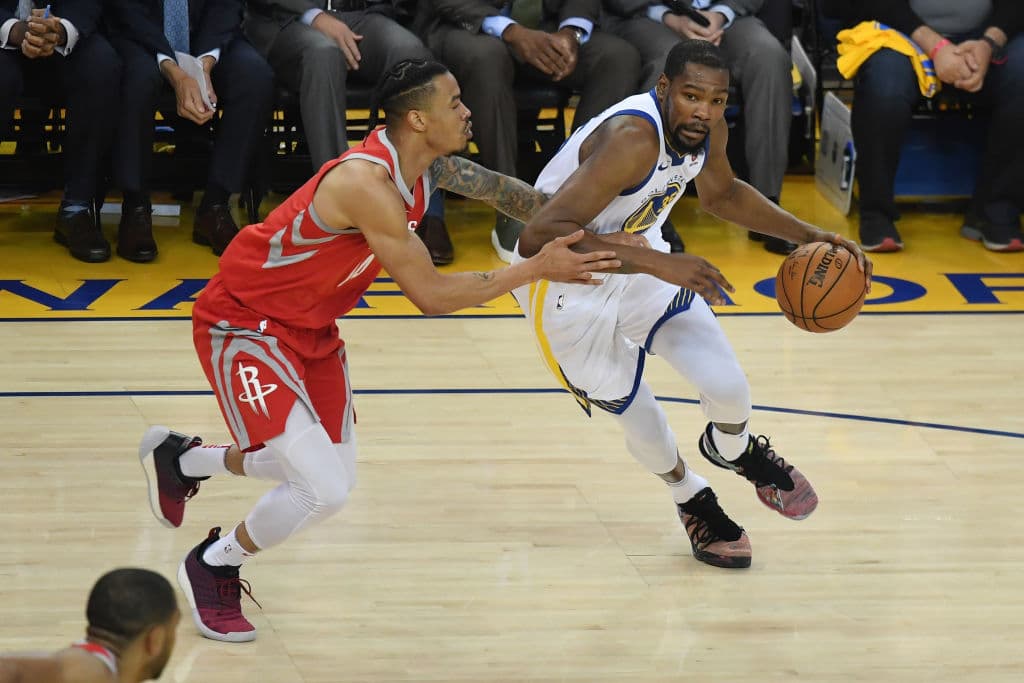 Kevin Durant, como a lo largo de la serie ha sido una garantía para Warriors, anotó 25 tantos para los monarcas vigentes de la NBA, apoyando a Golden State para consumar la victoria por 126-85.