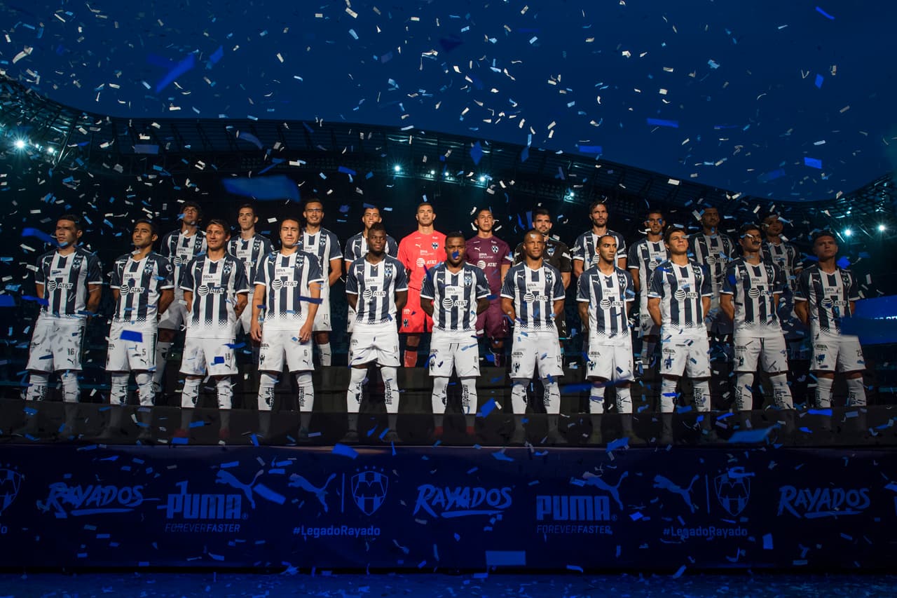 Y agregó: "Uno de los detalles más notorios es la elaboración de nuestro Escudo bajo la técnica de termo sellado que simula un bordado, resaltando sobre la camiseta, así como los tres 'Big Cats' reflejantes".